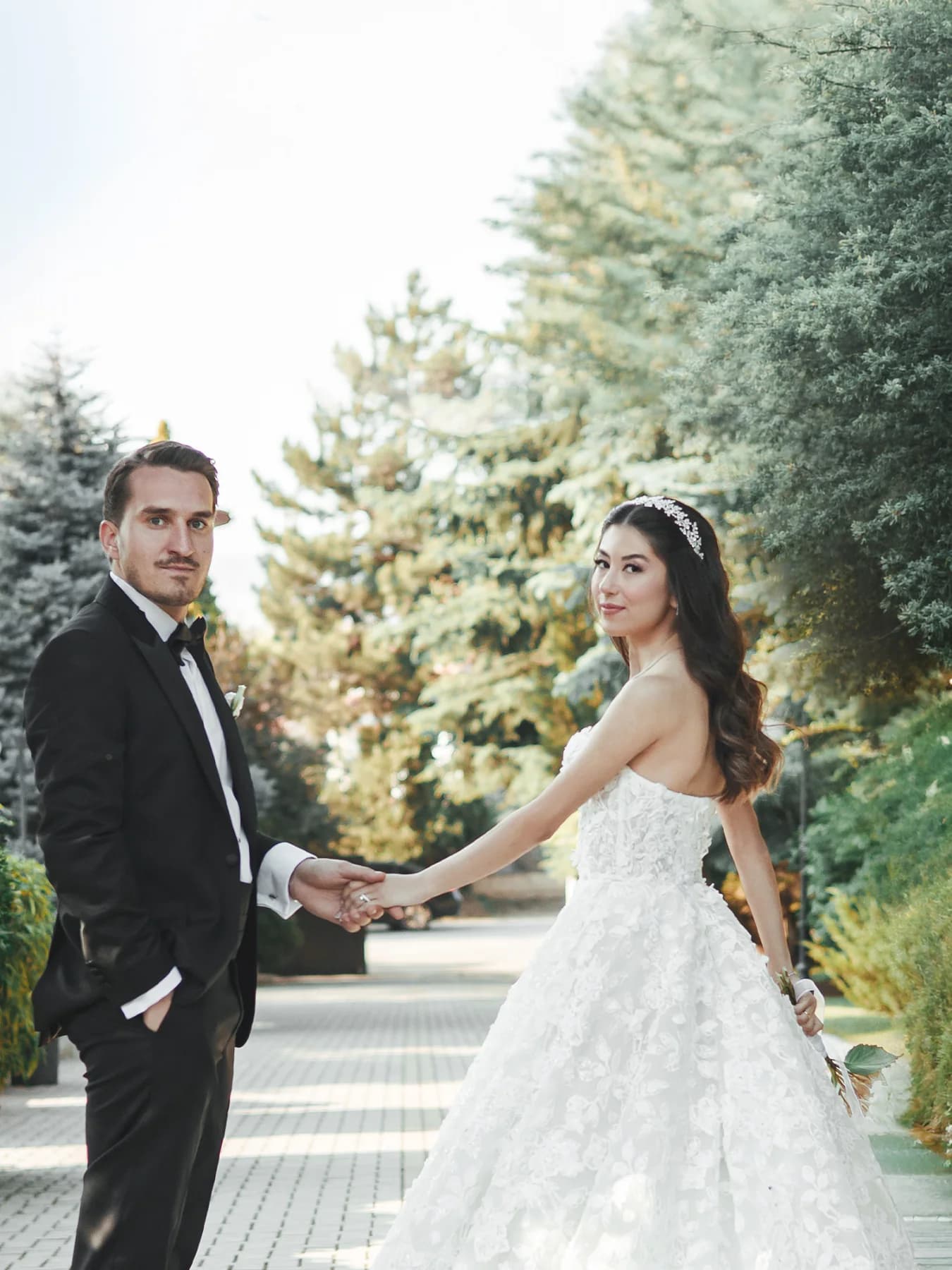 Birbirine uzanan gelin ve damat