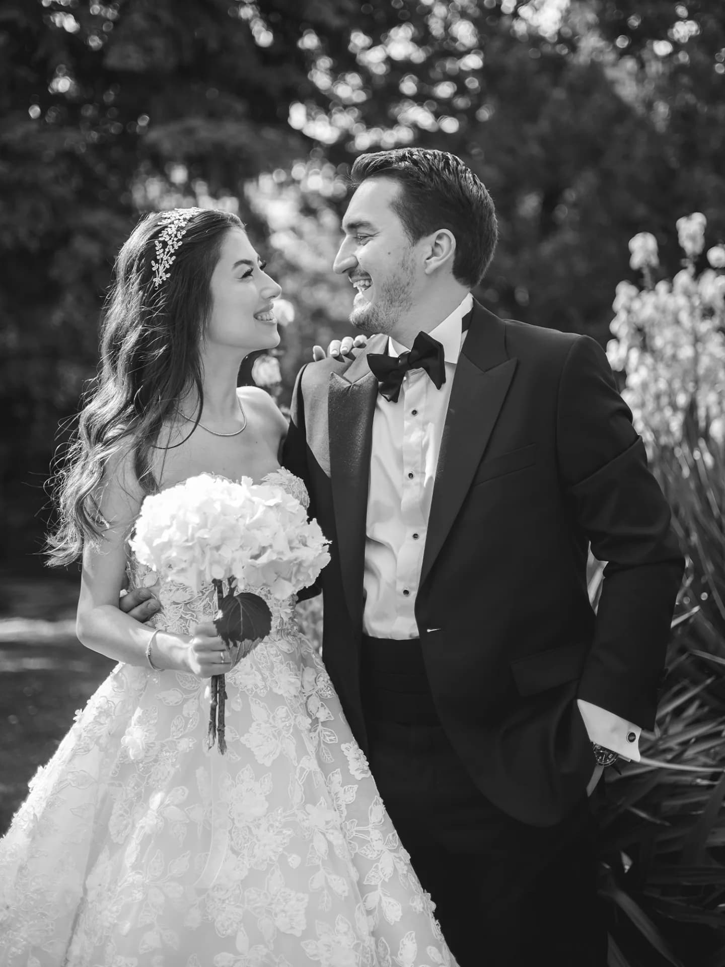 Gün ışığında gülümseyen gelin ve damat