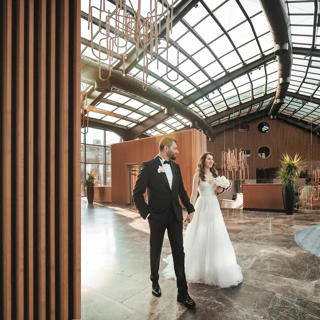 Sinem ve Ali'nin mimari içinde düğün portresi